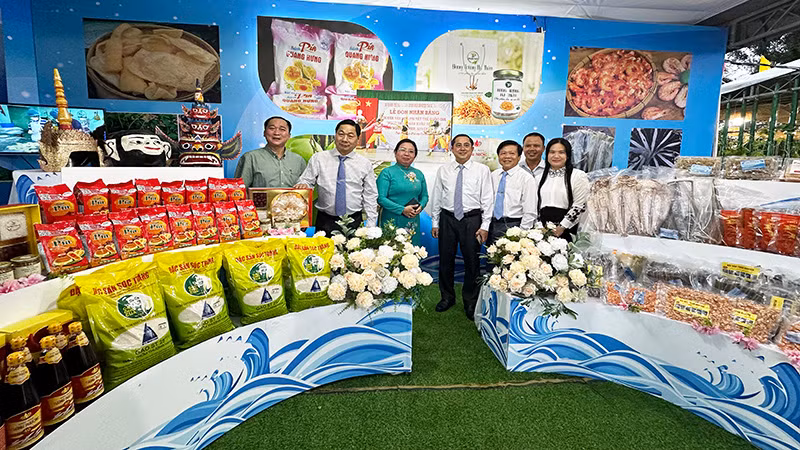 Tham quan gian hàng OCOP tại hội chợ Tham quan gian hàng OCOP tại hội chợ