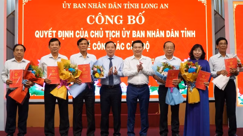 Lãnh đạo tỉnh Long An trao Quyết định các cán bộ tự nguyện nghỉ hưu trước tuổi.