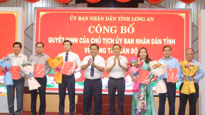 Lãnh đạo tỉnh Long An trao Quyết định điều động, bổ nhiệm Giám đốc cùng 5 Phó Giám đốc Sở Tài chính.
