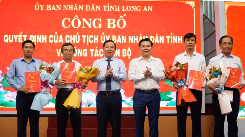 Lãnh đạo tỉnh Long An trao Quyết định điều động, bổ nhiệm Giám đốc cùng 3 Phó Giám đốc Ban quản lý đầu tư xây dựng tỉnh.