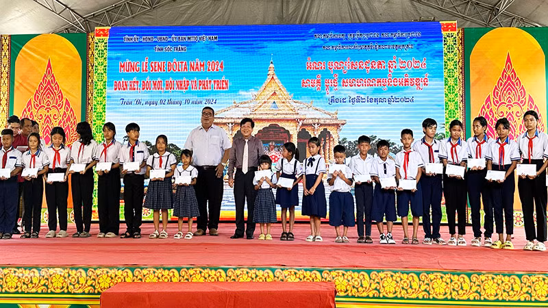 Tặng học bổng cho ho5csinh Khmer vượt khó học tốt. Tặng học bổng cho ho5csinh Khmer vượt khó học tốt.