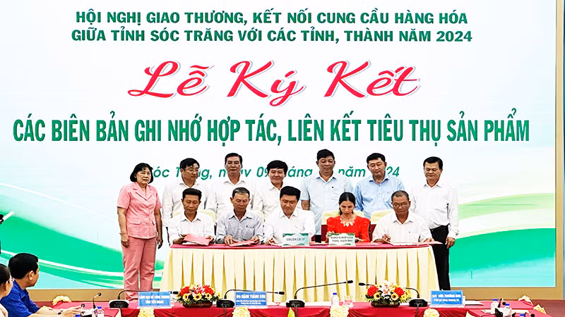 Các siêu thị ký kết hợp tác với doanh nghiệp địa phương.