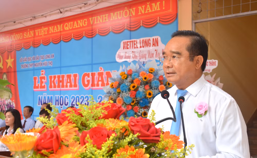 Bí thư Tỉnh ủy Long An Nguyễn Văn Được đọc thư của Chủ tịch nước gửi ngành giáo dục nhân dịp khai giảng năm học mới 2023-2024.