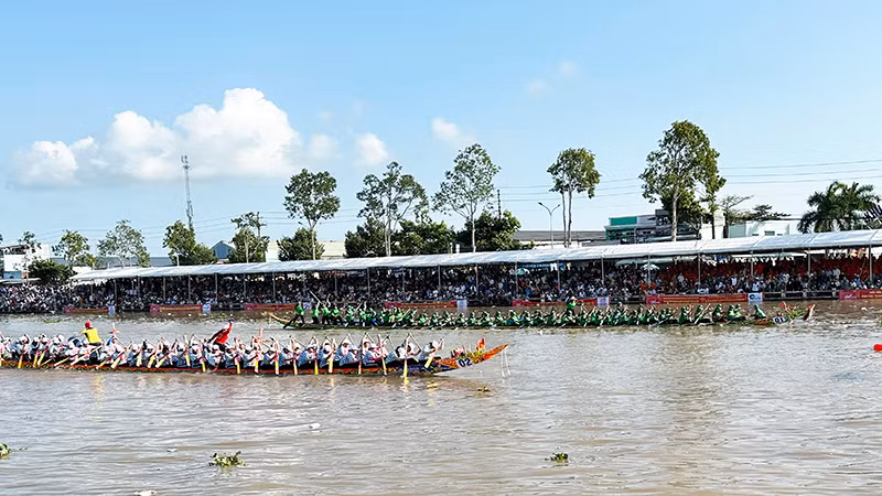 Các đội ghe Ngo nữ đã thi đấu sôi nổi, hào hứng.