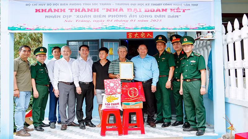 Trao nhà Đại đoàn kết cho hộ khó khăn.
