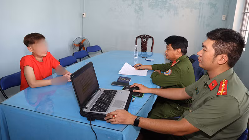 Đối tượng L.T.N tại cơ quan công an.