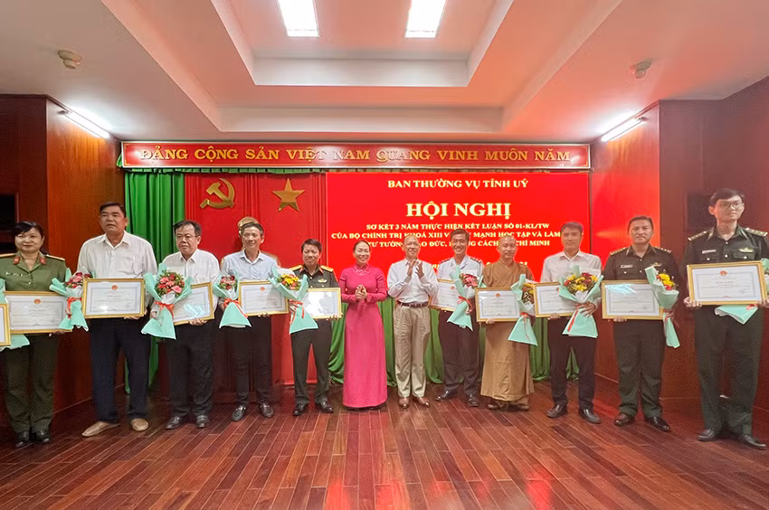 Lãnh đạo tỉnh Sóc Trăng trao tặng Bằng khen của UBND tỉnh cho các cá nhân.