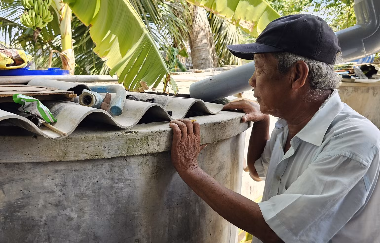 Ông Lê Văn Tùng, ấp Tân Quý, xã Tân Tập bên hồ chứa nước nhưng không lấy được nước trữ để sử dụng. Ông Lê Văn Tùng, ấp Tân Quý, xã Tân Tập bên hồ chứa nước nhưng không lấy được nước trữ để sử dụng.