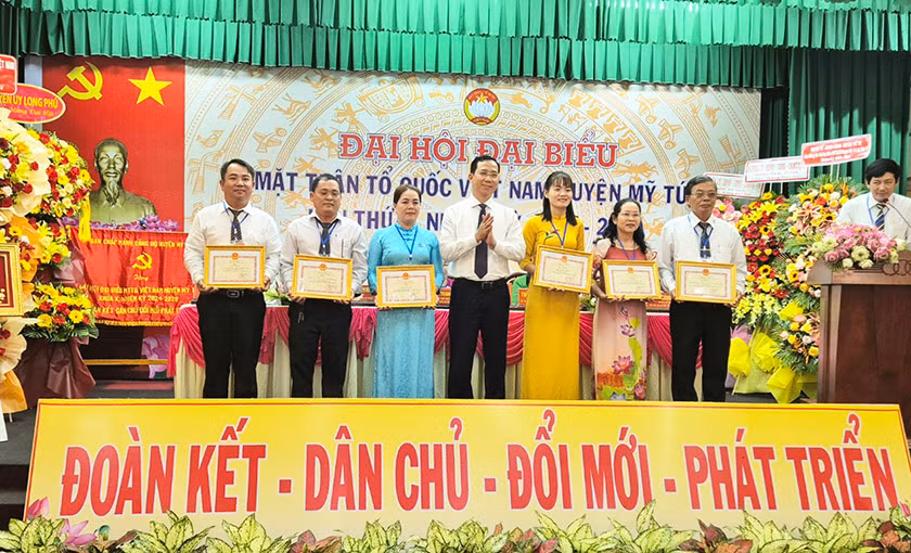 Khen thưởng cho tập thể, cá nhân đạt thành tích xuất sắc trong nhiệm kỳ qua.