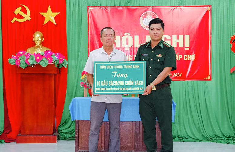 Đồn Biên phòng Trung Bình tặng 10 đầu sách cho Ban nhân dân ấp Chợ xã Trung Bình, huyện Trần Đề. Đồn Biên phòng Trung Bình tặng 10 đầu sách cho Ban nhân dân ấp Chợ xã Trung Bình, huyện Trần Đề.