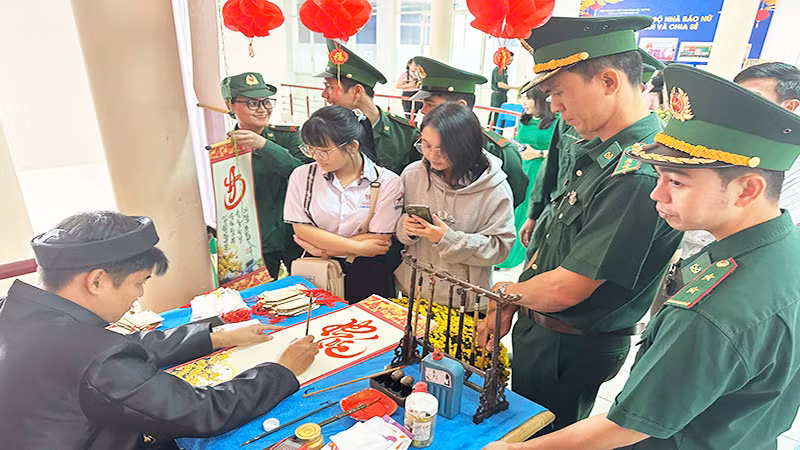 Gian trưng bày và biểu diễn thư pháp tại hội báo Xuân.