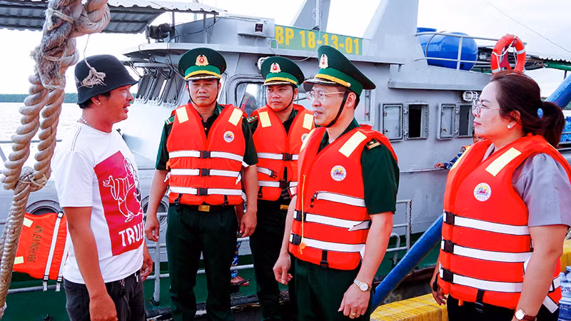 Lãnh đạo Bộ đội Biên phòng tỉnh thăm hỏi tình hình đánh thủy sản của ngư dân.