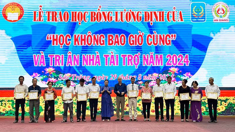 Lần đầu tiên tỉnh Sóc Trăng trao học bổng cho người lớn có tinh thần học tập tiêu biểu. Lần đầu tiên tỉnh Sóc Trăng trao học bổng cho người lớn có tinh thần học tập tiêu biểu.