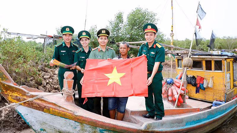 Tặng cờ Tổ quốc cho ngư dân trên địa bàn khu vực biên giới biển thị xã Vĩnh Châu.