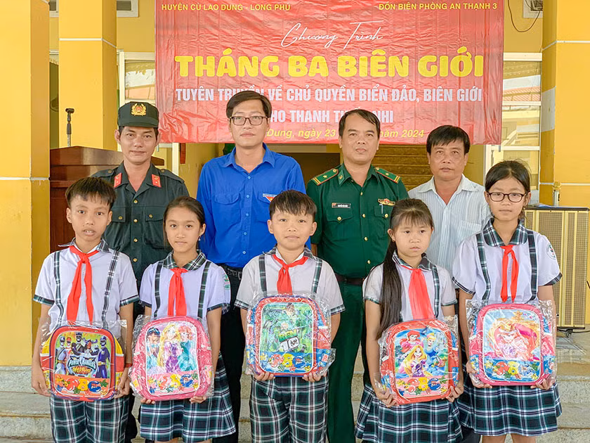 Trao tặng cặp sách cho các em học sinh trên địa bàn khu vực biên giới biển.
