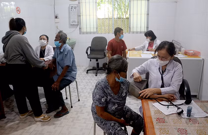 Khám và cấp thuốc miễn phí cho hơn 400 lượt ngư dân.