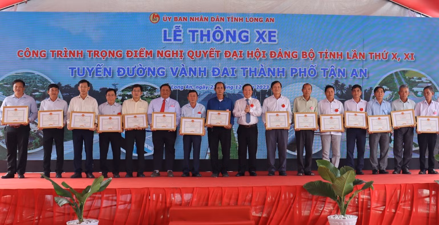 Chủ tịch Ủy ban nhân tỉnh Long An Nguyễn Văn Út tặng Bằng khen cho các tập thể và cá nhân. Chủ tịch Ủy ban nhân tỉnh Long An Nguyễn Văn Út tặng Bằng khen cho các tập thể và cá nhân.