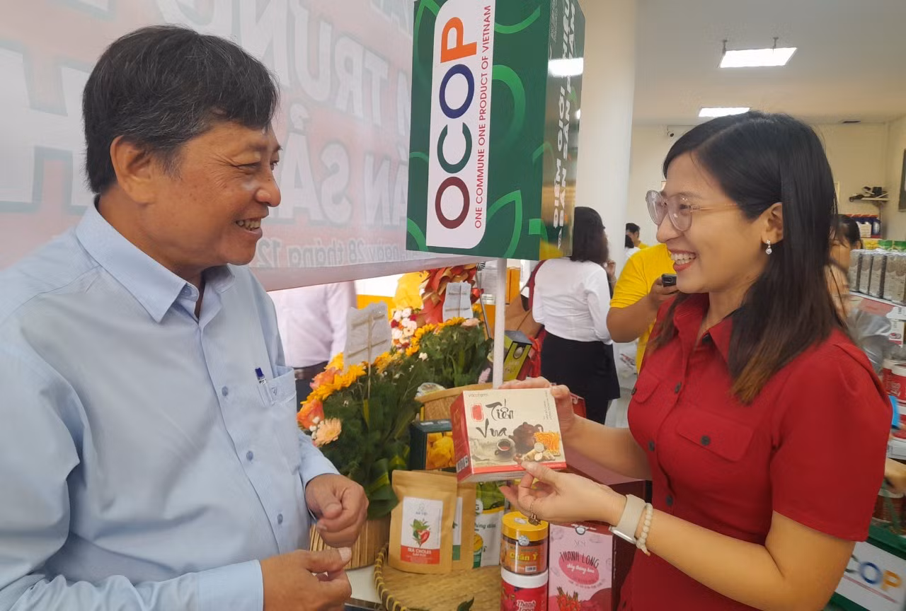 Doanh nghiệp đang giới thiệu sản phẩm OCOP với Lãnh đạo Trung tâm khuyến công và Xúc tiến thương mại Long An. Doanh nghiệp đang giới thiệu sản phẩm OCOP với Lãnh đạo Trung tâm khuyến công và Xúc tiến thương mại Long An.