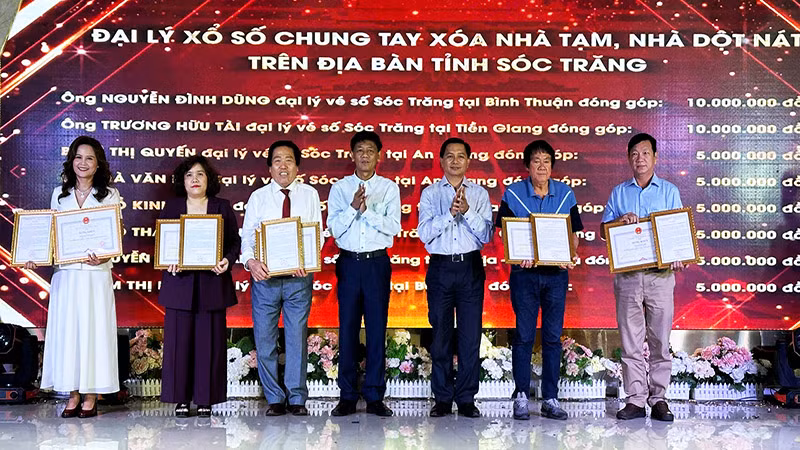 Lãnh đạo tỉnh Sóc Trăng tặng Bằng khen cho các đại lý vé số. Lãnh đạo tỉnh Sóc Trăng tặng Bằng khen cho các đại lý vé số.
