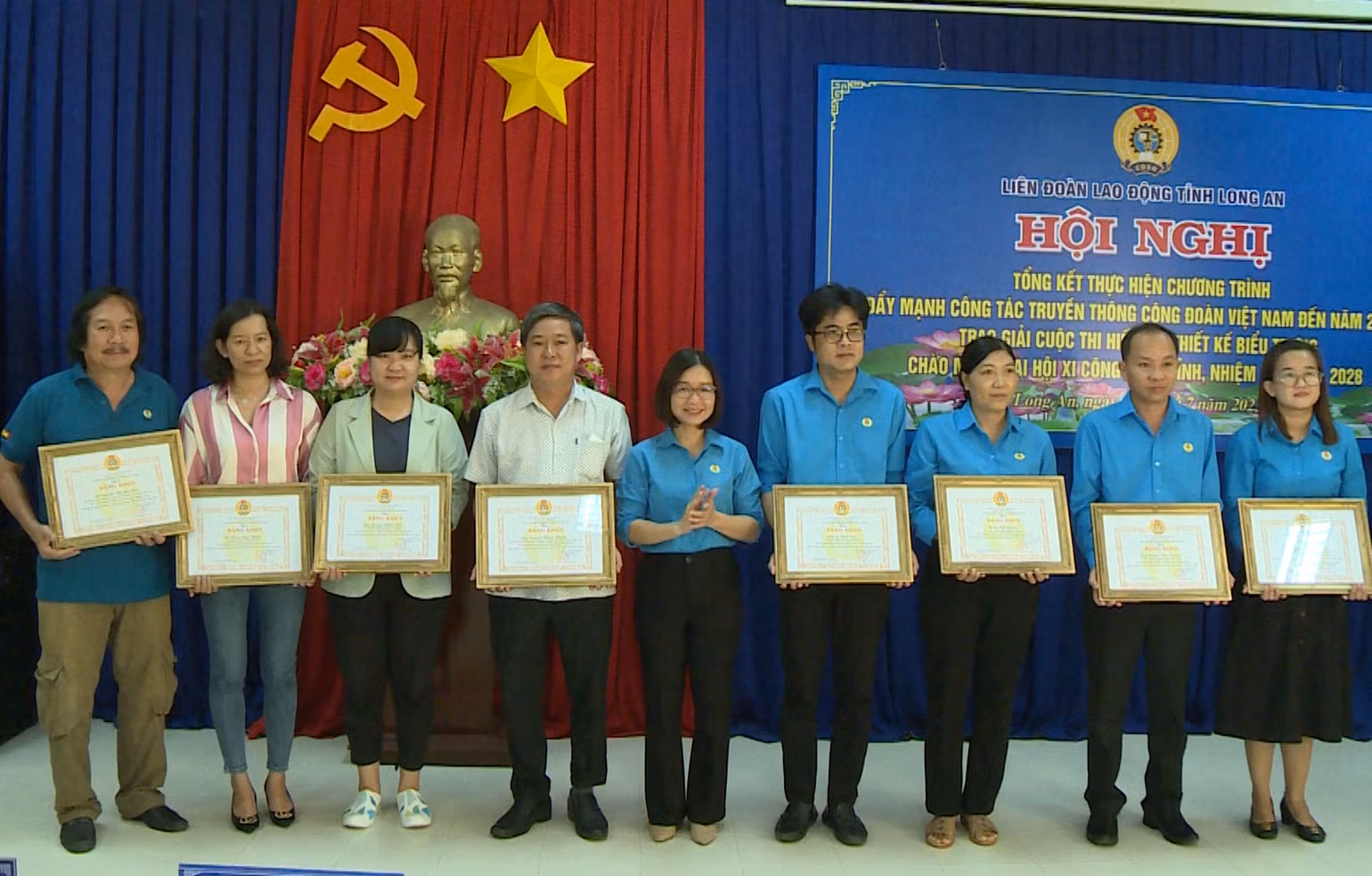 Lãnh đạo Liên đoàn Lao động Long An khen thưởng 5 cá nhân công đoàn, 4 cá nhân báo chí đã có thành tích tiêu biểu trong thực hiện Chương trình “Đẩy mạnh công tác truyền thông Công đoàn Việt Nam đến năm 2023”.
