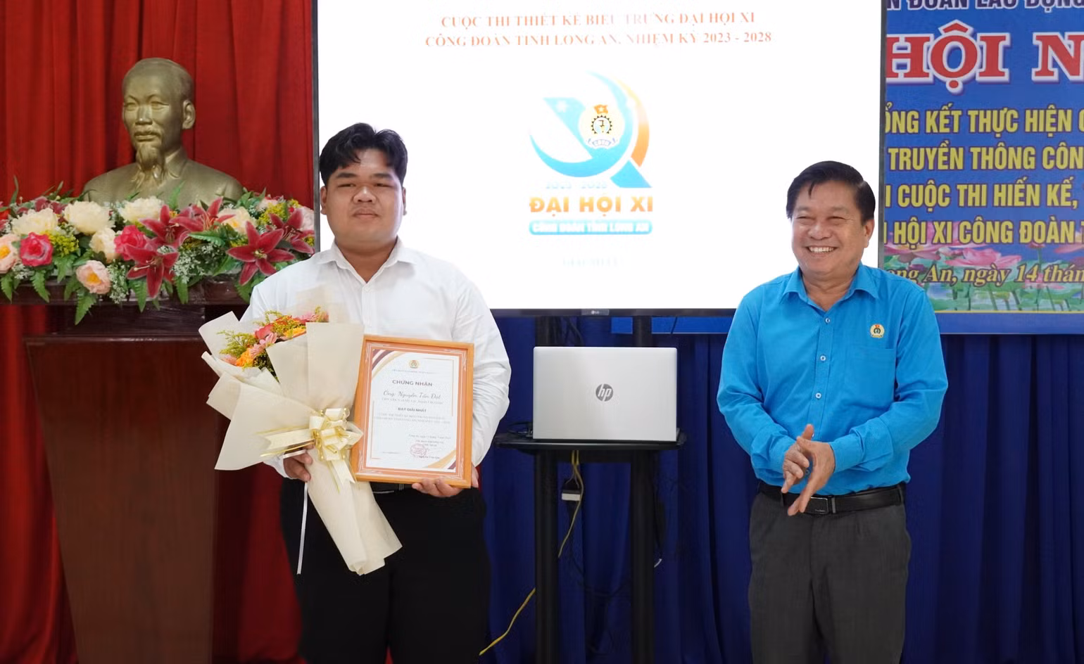 Chủ tịch Liên đoàn Lao động tỉnh Long An Nguyễn Văn Quí trao giấy chứng nhận cho ông Nguyễn Tấn Đạt, công đoàn viên Công đoàn xã Mỹ Lộc (huyện Cần Giuộc), đạt giải I cuộc thi thiết kế “Biểu trưng Đại hội 11 Công đoàn tỉnh Long An, nhiệm kỳ 2023-2028.