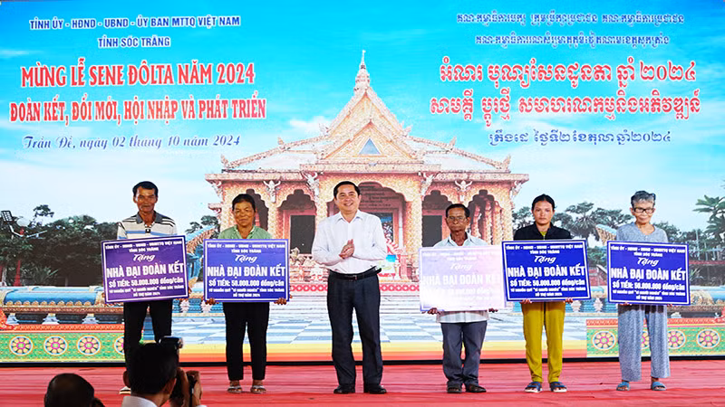 Tặng nhà Đại đoàn kết cho hộ Khmer khó khăn về nhà ở. Tặng nhà Đại đoàn kết cho hộ Khmer khó khăn về nhà ở.