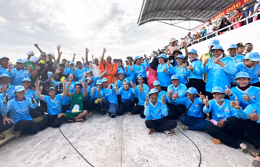 Các nữ vận động viên ghe Ngo chùa Tum Núp vui mừng với chức vô địch.