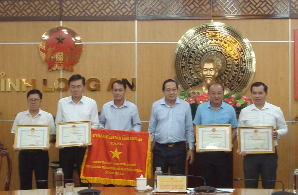 Phó Chủ tịch Ủy ban nhân dân tỉnh Long An Nguyễn Minh Lâm trao Bằng khen và cờ thi đua cho các tập thể. Phó Chủ tịch Ủy ban nhân dân tỉnh Long An Nguyễn Minh Lâm trao Bằng khen và cờ thi đua cho các tập thể.