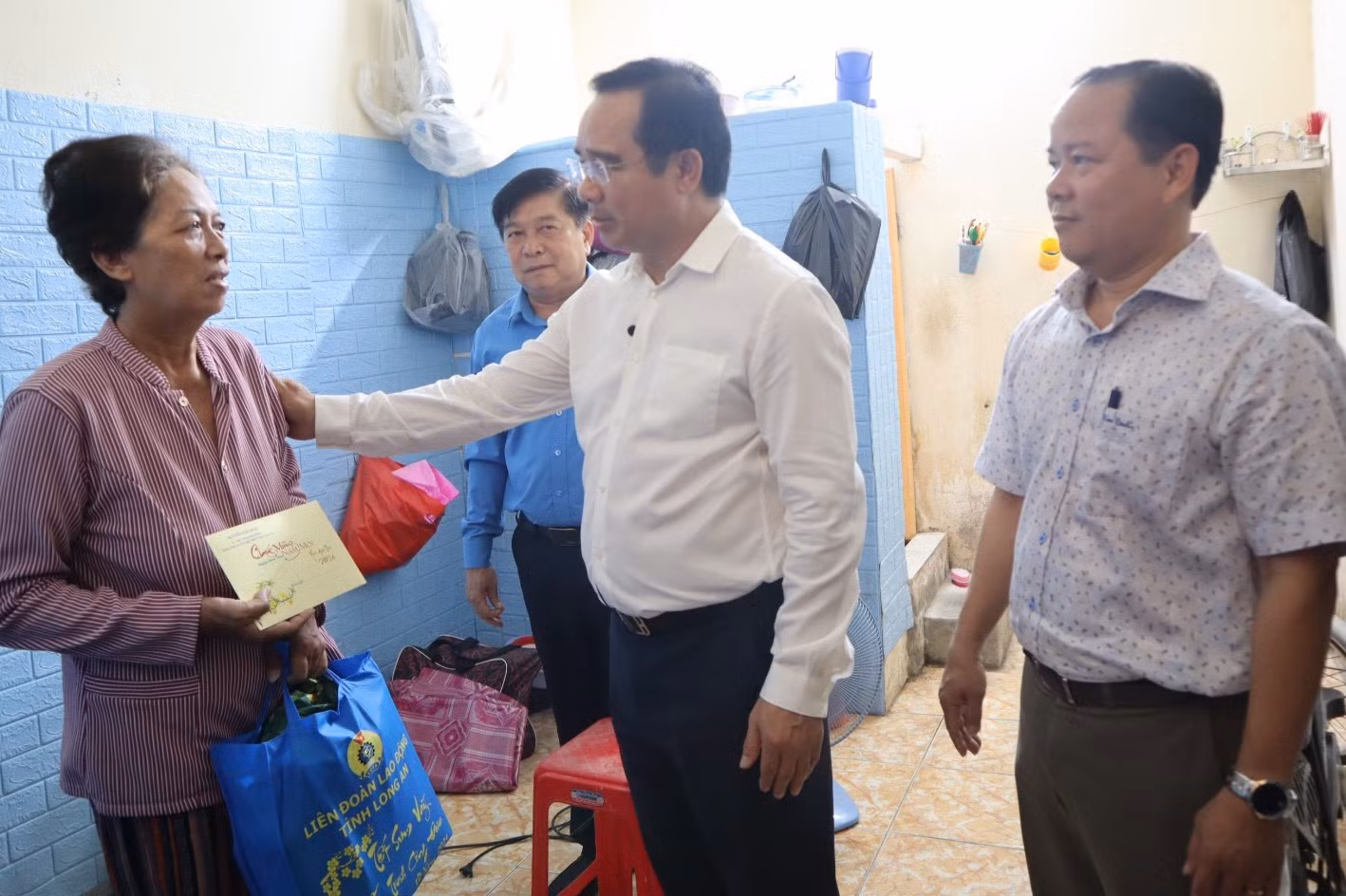 Bí thư Tỉnh ủy Long An Nguyễn Văn Được trao quà Tết cho người dân bán vé số đang ở tại khu nhà trọ Ba Xanh, khu phố 1 (thị trấn Bến Lức, huyện Bến Lức, Long An).