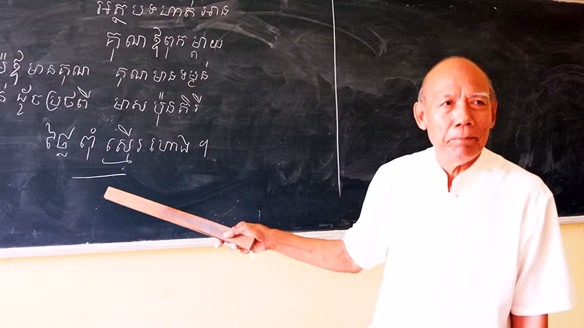 Thầy giáo Lâm Es trong một tiết dạy chữ Khmer Thầy giáo Lâm Es trong một tiết dạy chữ Khmer
