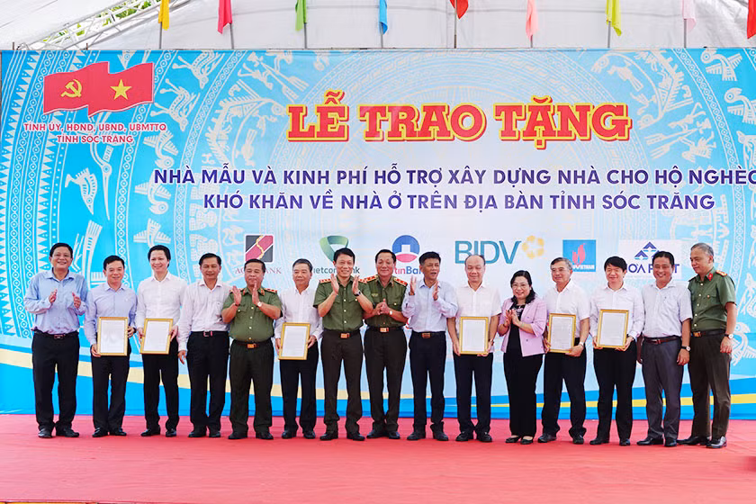 Lãnh đạo tỉnh Sóc Trăng và Bộ Công an trao Thư cảm ơn cho các nhà tài trợ.