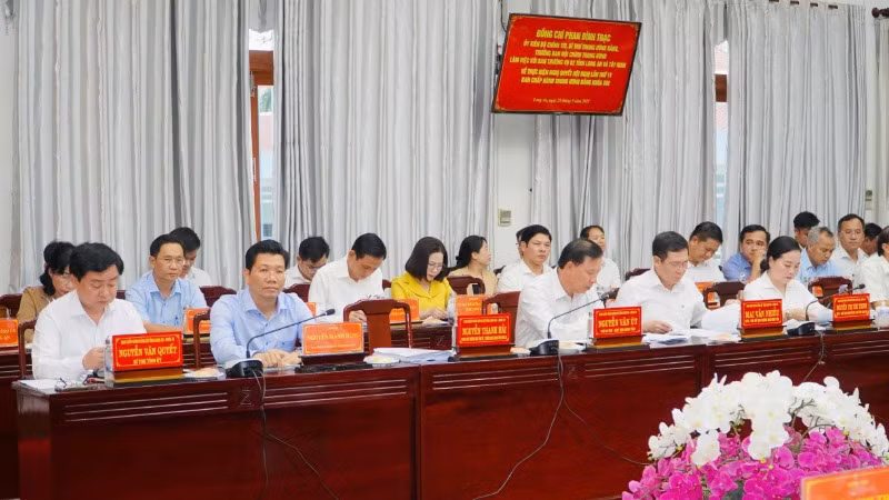 Lãnh đạo 2 tỉnh Long An và Tây Ninh cùng các đồng chí Thường trực, Ban Thường vụ Tỉnh ủy hai địa phương làm việc với các đồng chí lãnh đạo Ban Nội chính Trung ương. Lãnh đạo 2 tỉnh Long An và Tây Ninh cùng các đồng chí Thường trực, Ban Thường vụ Tỉnh ủy hai địa phương làm việc với các đồng chí lãnh đạo Ban Nội chính Trung ương.
