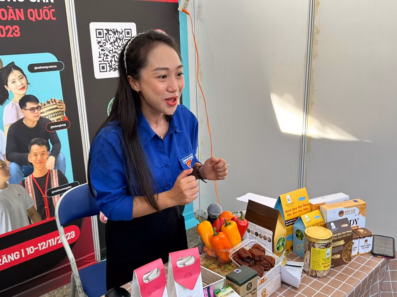 Đoàn viên phát trực tiếp (livestream) giới thiệu các mặt hàng nông sản chất lượng. Đoàn viên phát trực tiếp (livestream) giới thiệu các mặt hàng nông sản chất lượng.