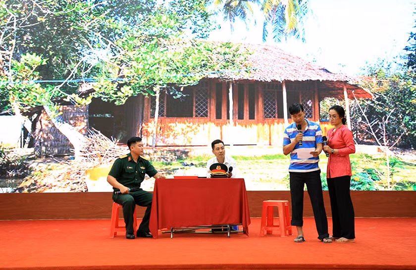 Các thí sinh thực hành phần thi thực hiện dân vận khéo. Các thí sinh thực hành phần thi thực hiện dân vận khéo.