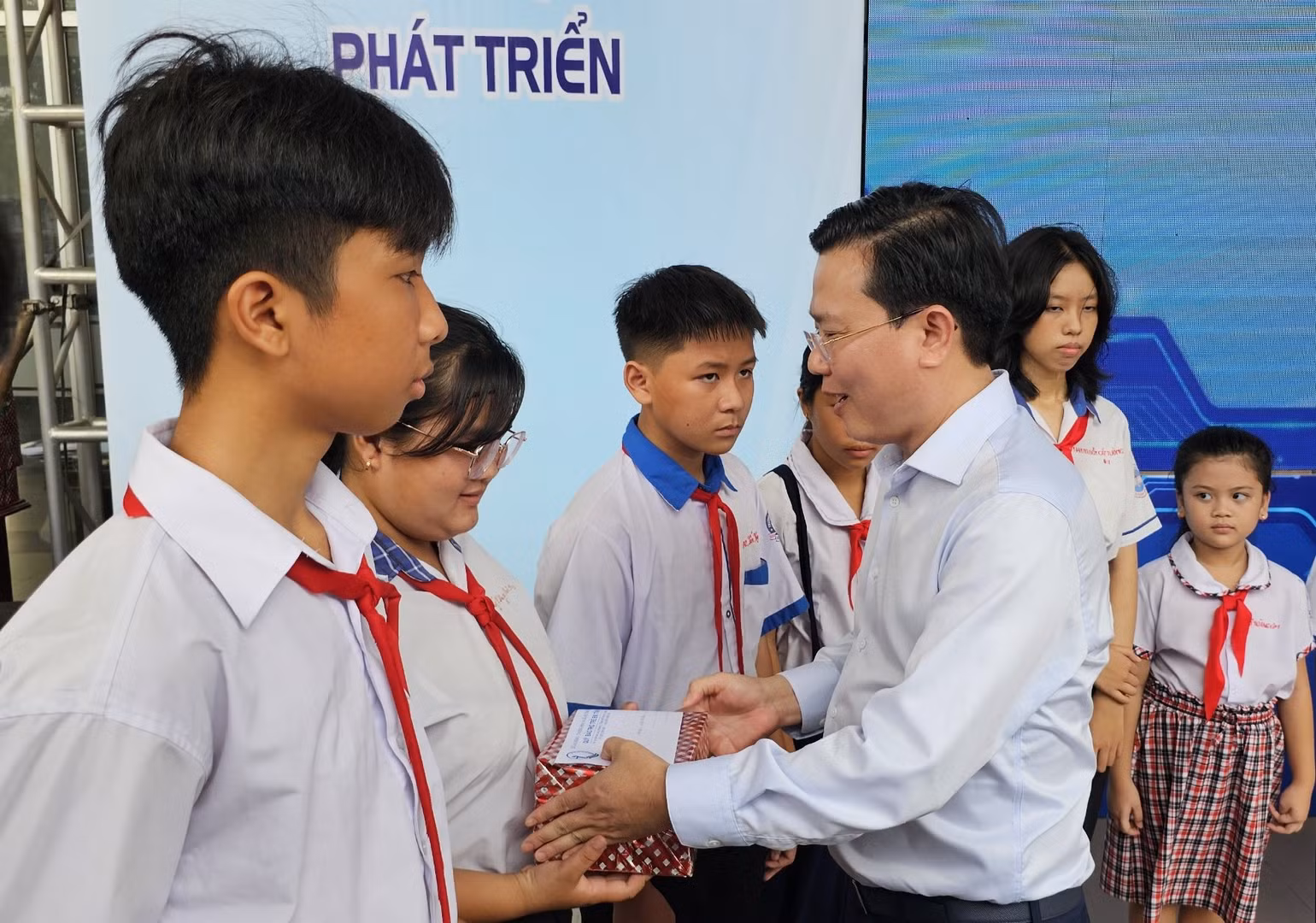 Phó Bí thư Tỉnh Ủy Long An Nguyễn Thanh Hải trao quà và học bổng cho học sinh có hoàn cảnh khó khăn.