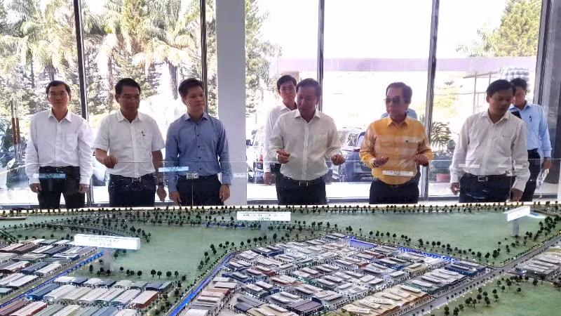 Chủ tịch Ủy ban nhân dân tỉnh Long An Nguyễn Văn Út (thứ 3 từ phải qua) đến thăm Ban quản lý Khu công nghiệp Hải Sơn, Long An.