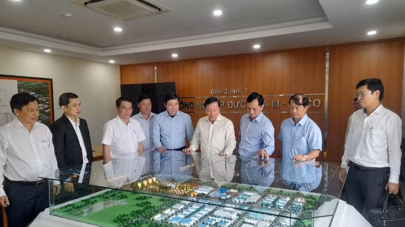 Chủ tịch Ủy ban nhân dân tỉnh Long An Nguyễn Văn Út (thứ 4 từ phải qua) đến thăm Ban quản lý Khu công nghiệp Đức Hòa III, Long An.
