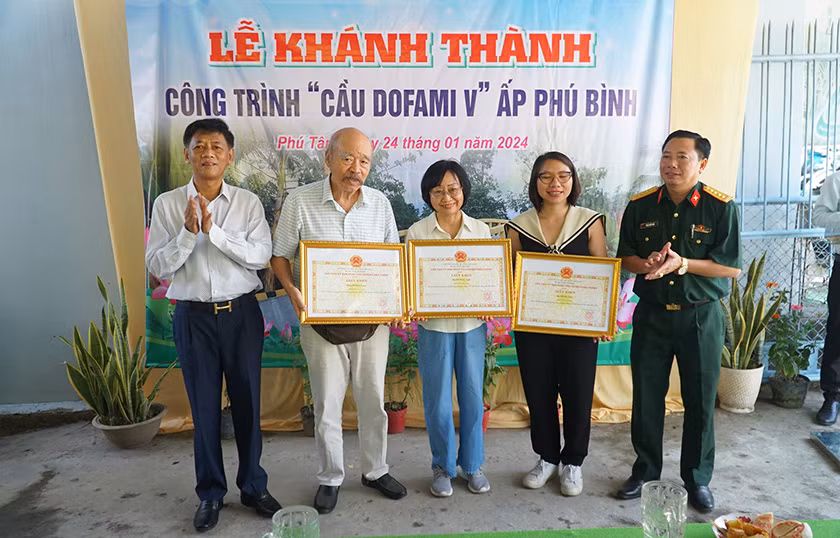 Khen thưởng các cá nhân tích cực đóng góp thực hiện Tết Quân Dân tại Sóc Trăng.