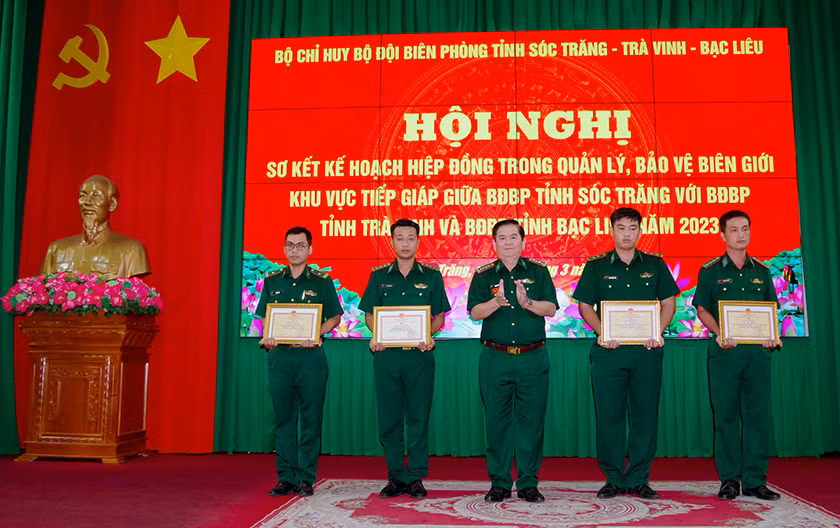 Khen thưởng cho các tập thể, cá nhân có thành tích tiêu biểu, xuất sắc trong năm 2023. Khen thưởng cho các tập thể, cá nhân có thành tích tiêu biểu, xuất sắc trong năm 2023.
