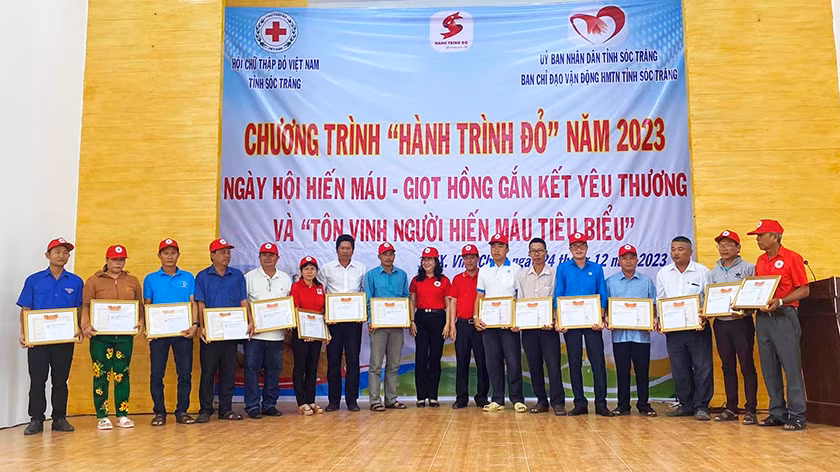 Tôn vinh các cá nhân tiêu biểu đã có thành tích trong hiến máu tình nguyện.