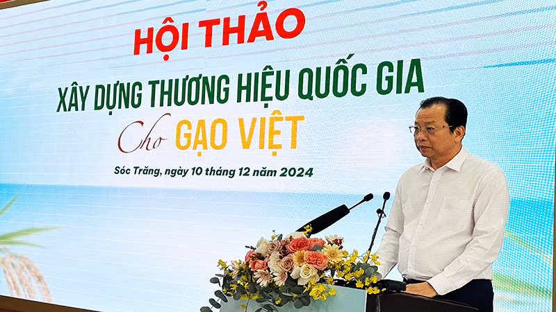 Phó Chủ tịch Ủy ban nhân dân tỉnh Sóc Trăng Vương Quốc Nam phát biểu tại hội thảo.