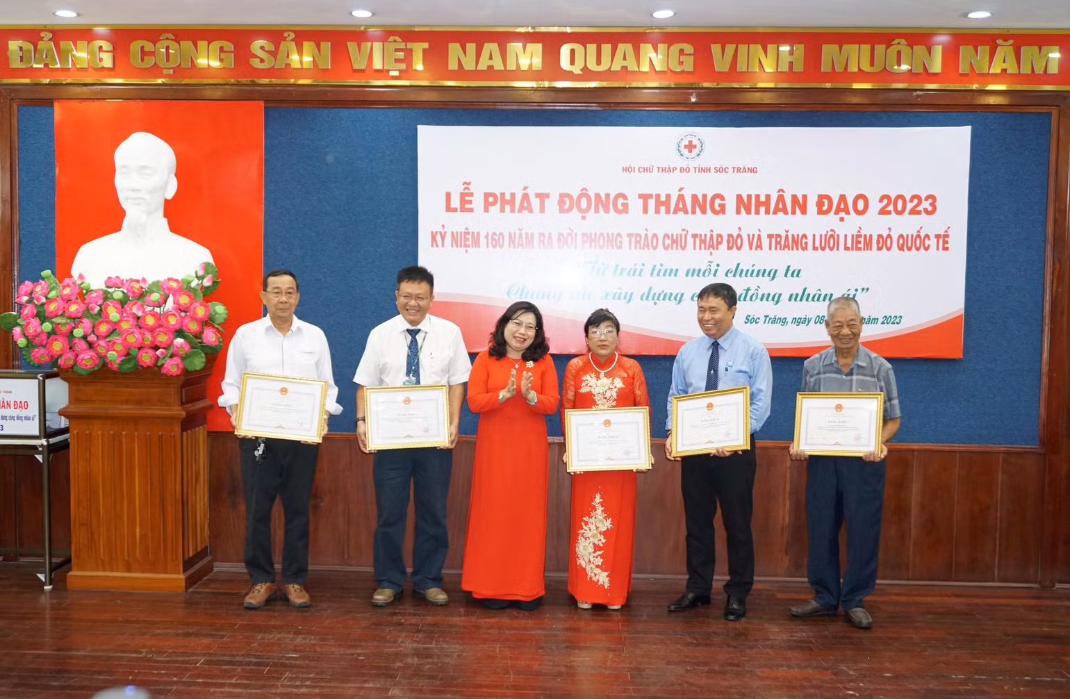 Ủy ban nhân dân tỉnh Sóc Trăng tặng Bằng khen cho các tập thể tích cực hoạt động từ thiện xã hội.