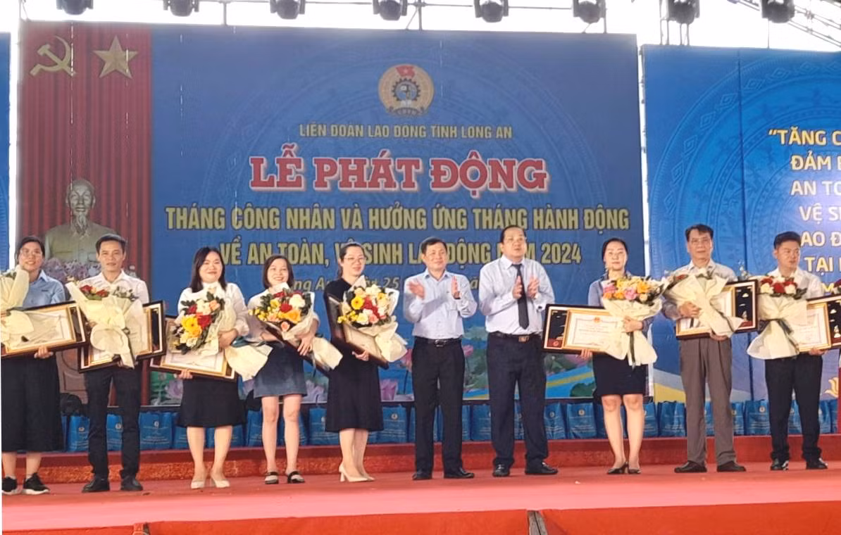 Đại diện Lãnh đạo tỉnh Long An trao Bằng khen của Chủ tịch Ủy ban nhân dân tỉnh Long An cho doanh nghiệp. Đại diện Lãnh đạo tỉnh Long An trao Bằng khen của Chủ tịch Ủy ban nhân dân tỉnh Long An cho doanh nghiệp.