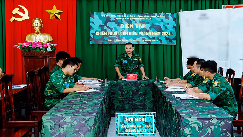 Đảng ủy thông qua kế hoạch chiến đấu tập kích.