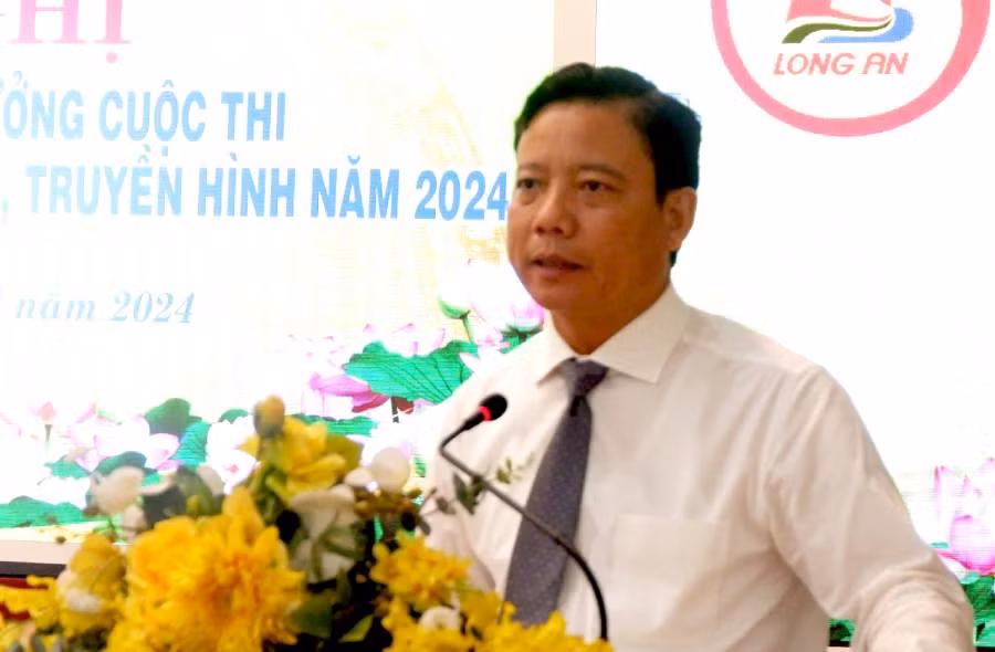 Phó Chủ tịch Ủy ban nhân dân tỉnh Long An Phạm Tấn Hòa phát biểu tại hội nghị. Phó Chủ tịch Ủy ban nhân dân tỉnh Long An Phạm Tấn Hòa phát biểu tại hội nghị.