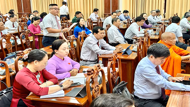Đại biểu Tiến sĩ Trần Khắc Tâm chất vấn các vấn đề về tài nguyên, môi trường. Đại biểu Tiến sĩ Trần Khắc Tâm chất vấn các vấn đề về tài nguyên, môi trường.