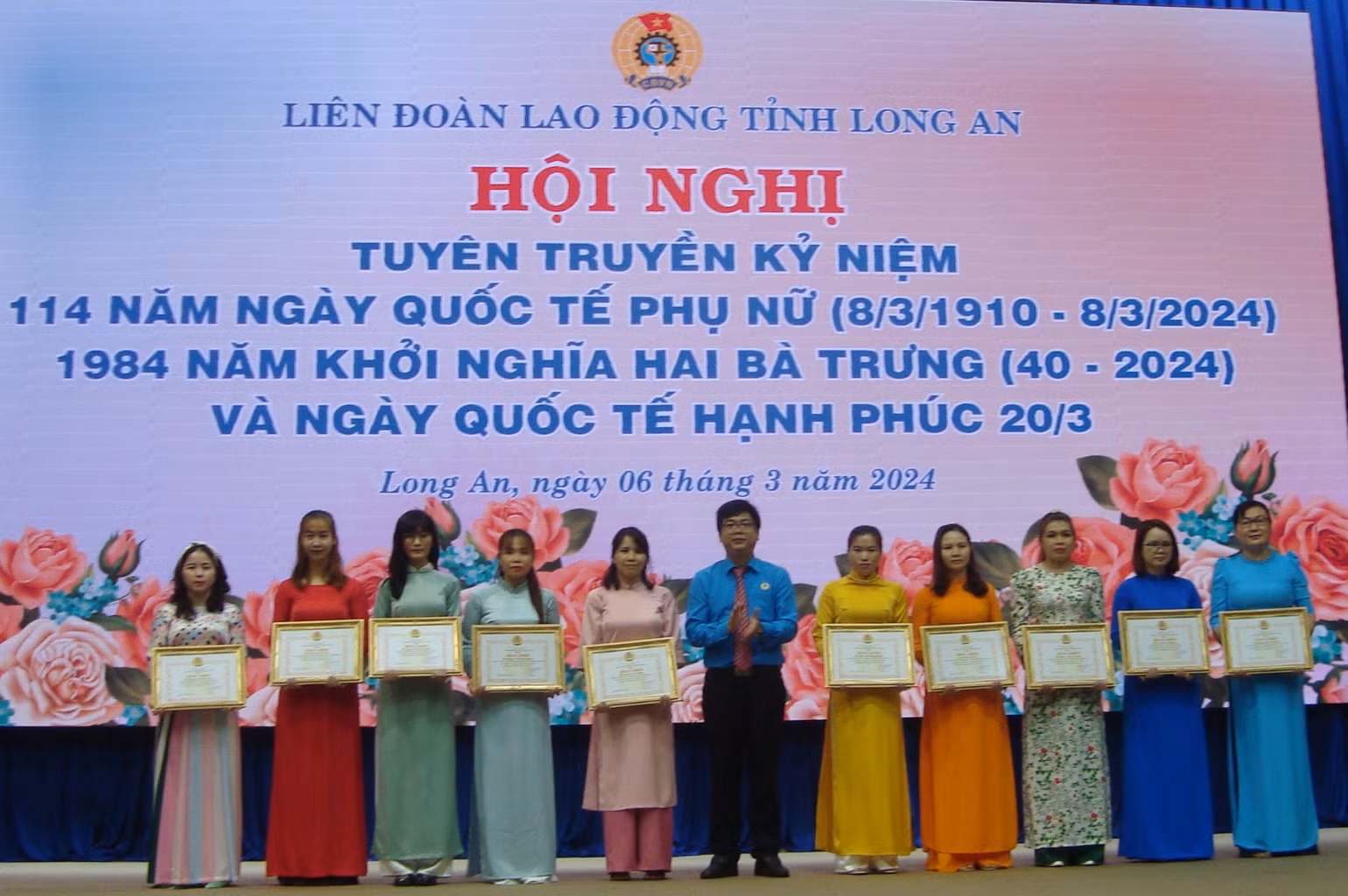 Lãnh đạo Liên đoàn Lao động Long An tặng Bằng khen của Chủ tịch Liên đoàn Lao động tỉnh cho các cá nhân “Giỏi việc nước, đảm việc nhà”. Lãnh đạo Liên đoàn Lao động Long An tặng Bằng khen của Chủ tịch Liên đoàn Lao động tỉnh cho các cá nhân “Giỏi việc nước, đảm việc nhà”.