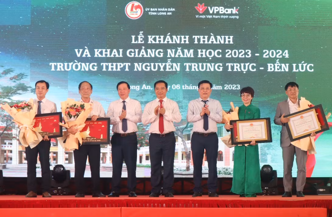 Lãnh đạo tỉnh Long An trao Bằng khen cho 4 tập thể đóng góp công sức và kinh phí xây trường. Lãnh đạo tỉnh Long An trao Bằng khen cho 4 tập thể đóng góp công sức và kinh phí xây trường.