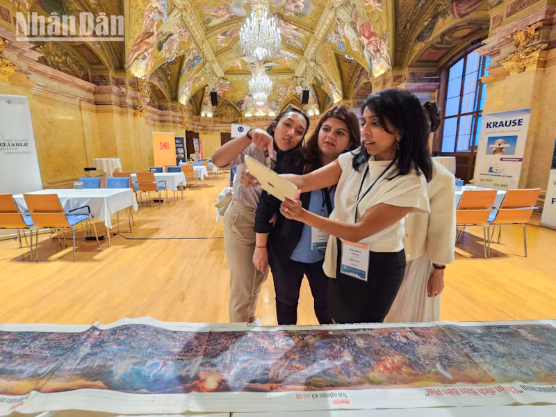 Đại diện tham dự Hội nghị thượng đỉnh báo in thế giới 2024 trải nghiệm công nghệ thực tế tăng cường được tích hợp trong phụ san 70 năm Chiến dịch Điện Biên Phủ. (Ảnh: MINH DUY) Đại diện tham dự Hội nghị thượng đỉnh báo in thế giới 2024 trải nghiệm công nghệ thực tế tăng cường được tích hợp trong phụ san 70 năm Chiến dịch Điện Biên Phủ. (Ảnh: MINH DUY)