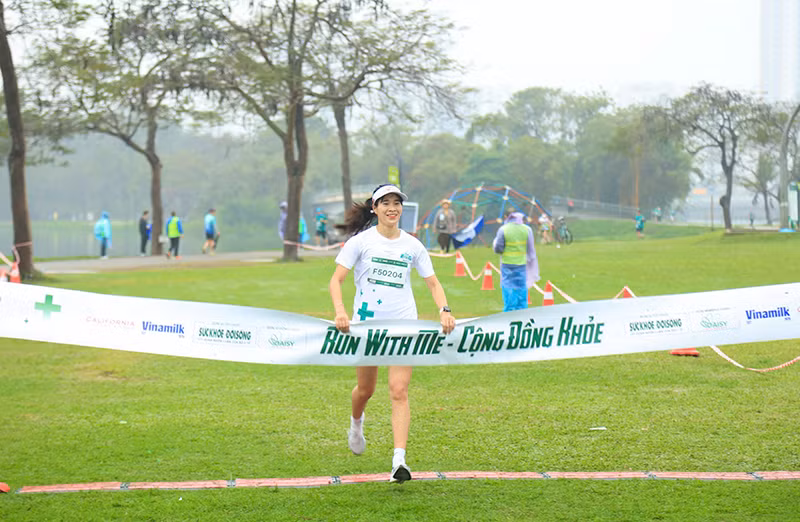 Vận động viên nữ về đích cự ly 5km.